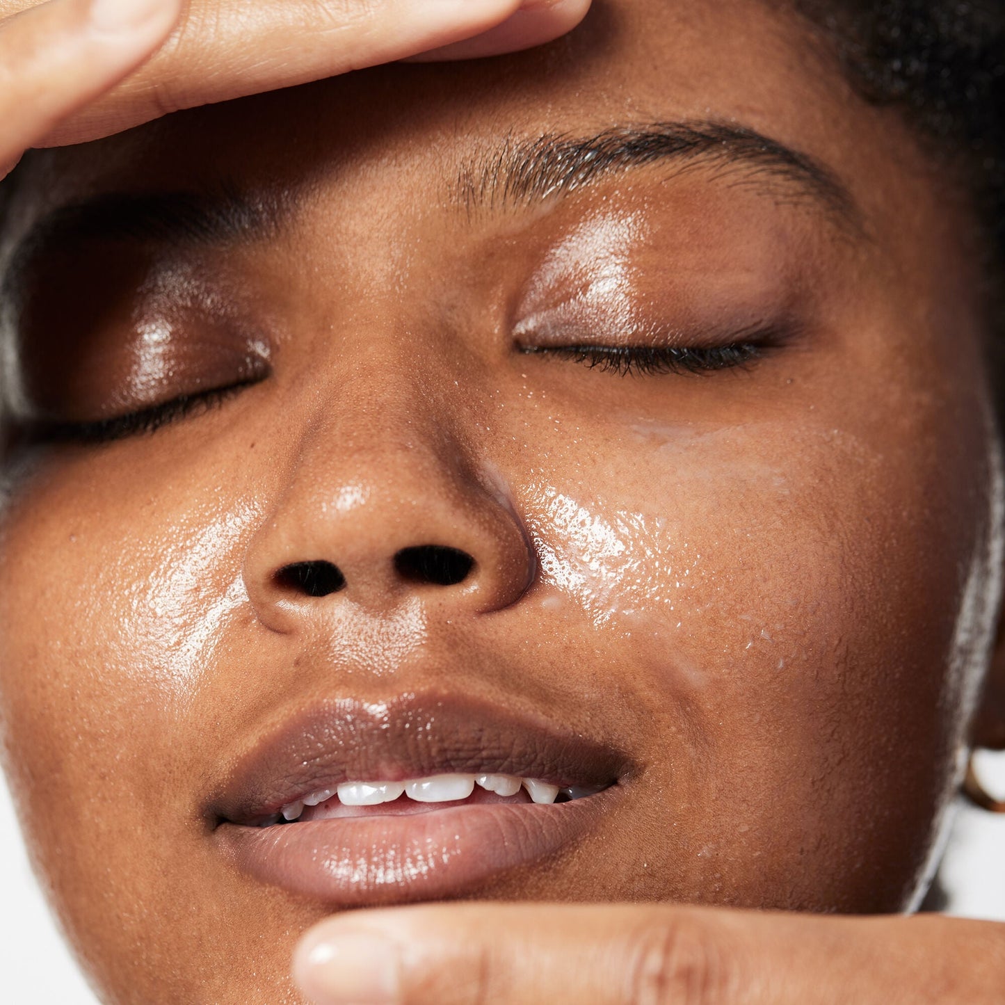 holy-hydration-makeup-melting-cleansing-balm-l5 040822_Model_HH-Cleansingbalm_044_RT2-V1_IGF_6a40ae53-ccc2-4a83-9d08-7c99f2dc2b4b.jpg