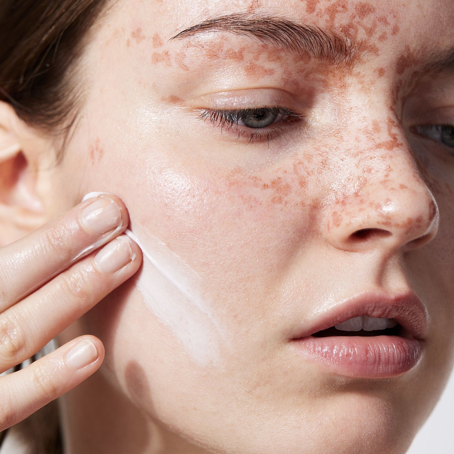 holy-hydration-face-cream-x1 040822_Model_HH-FaceCream_091_RT2-V1_IGF_38740f4c-997d-4161-a3bd-3457855e993f.jpg