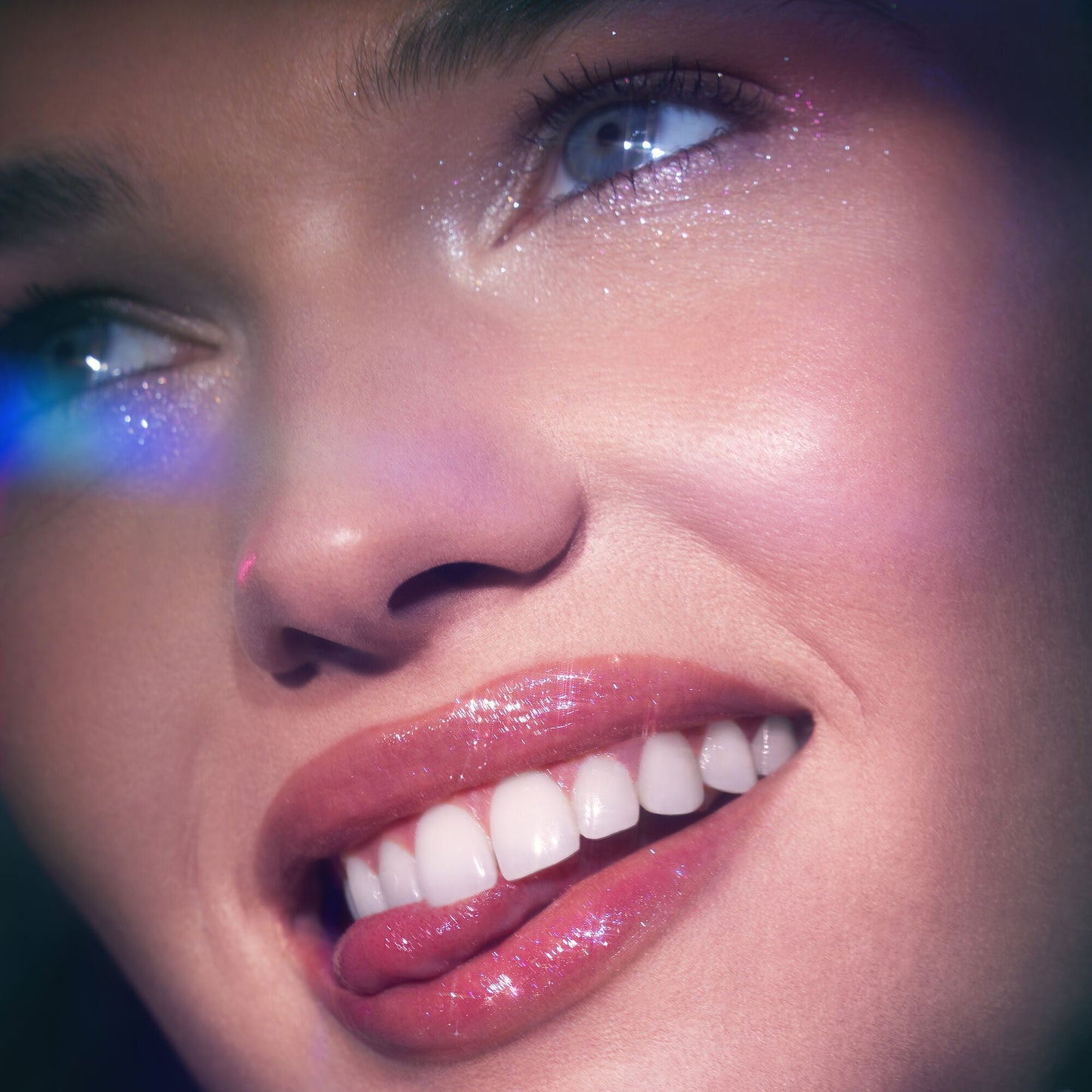 glow-reviver-lip-oil-glimmer-r7 053124_Lily_LipOil_OFace_FineAsFleck_0315_v4_RGB_IGF.jpg