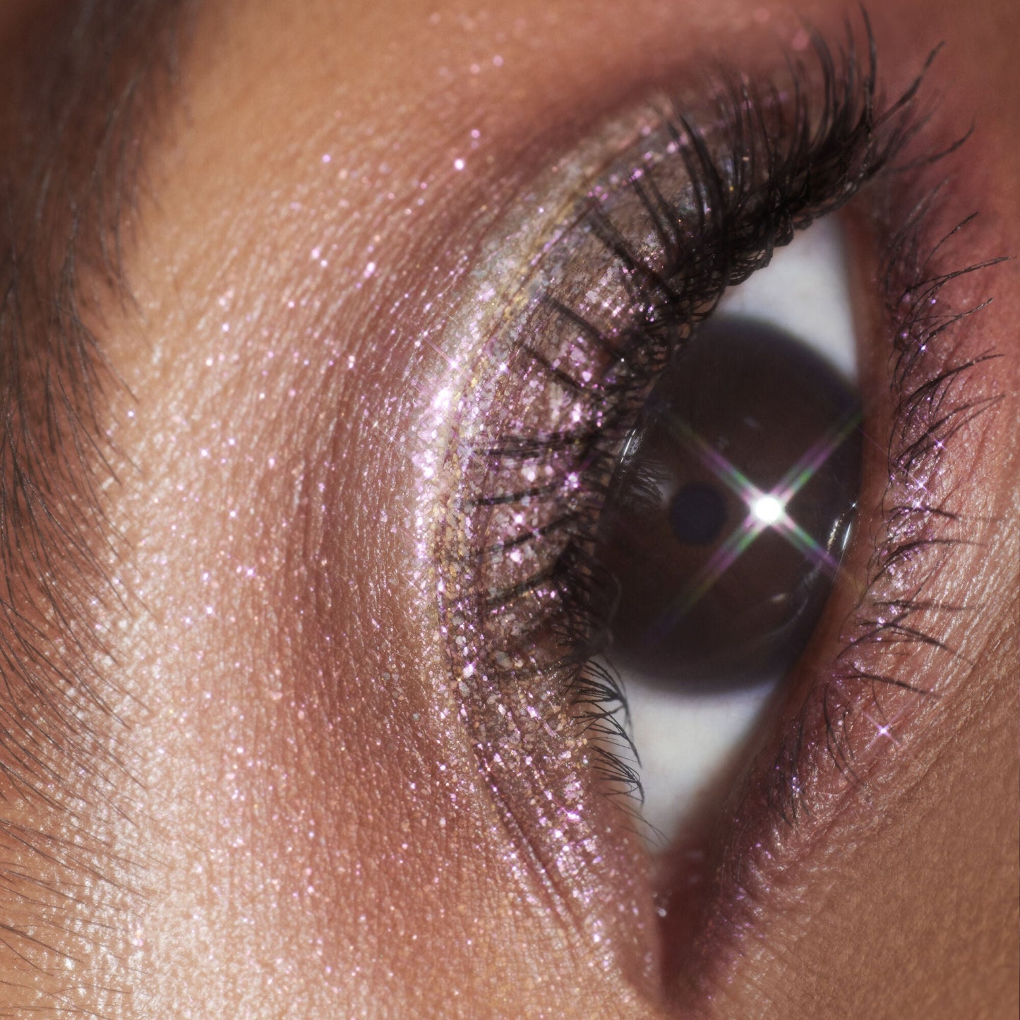 duochrome-liquid-eyeshadow-s3 061223_Chi_SparkPink_0023_FINAL_RGB_IGF.jpg