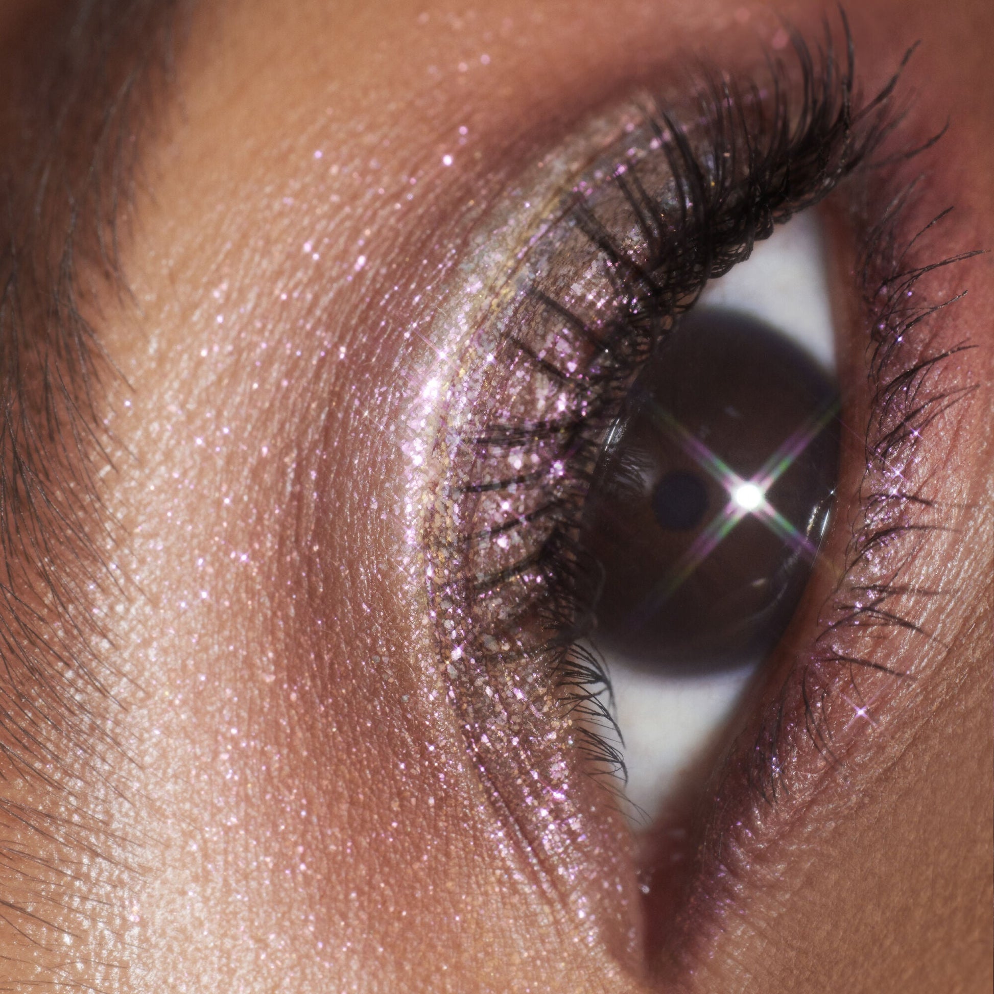 duochrome-liquid-eyeshadow-s3 061223_Chi_SparkPink_0023_FINAL_RGB_IGF.jpg