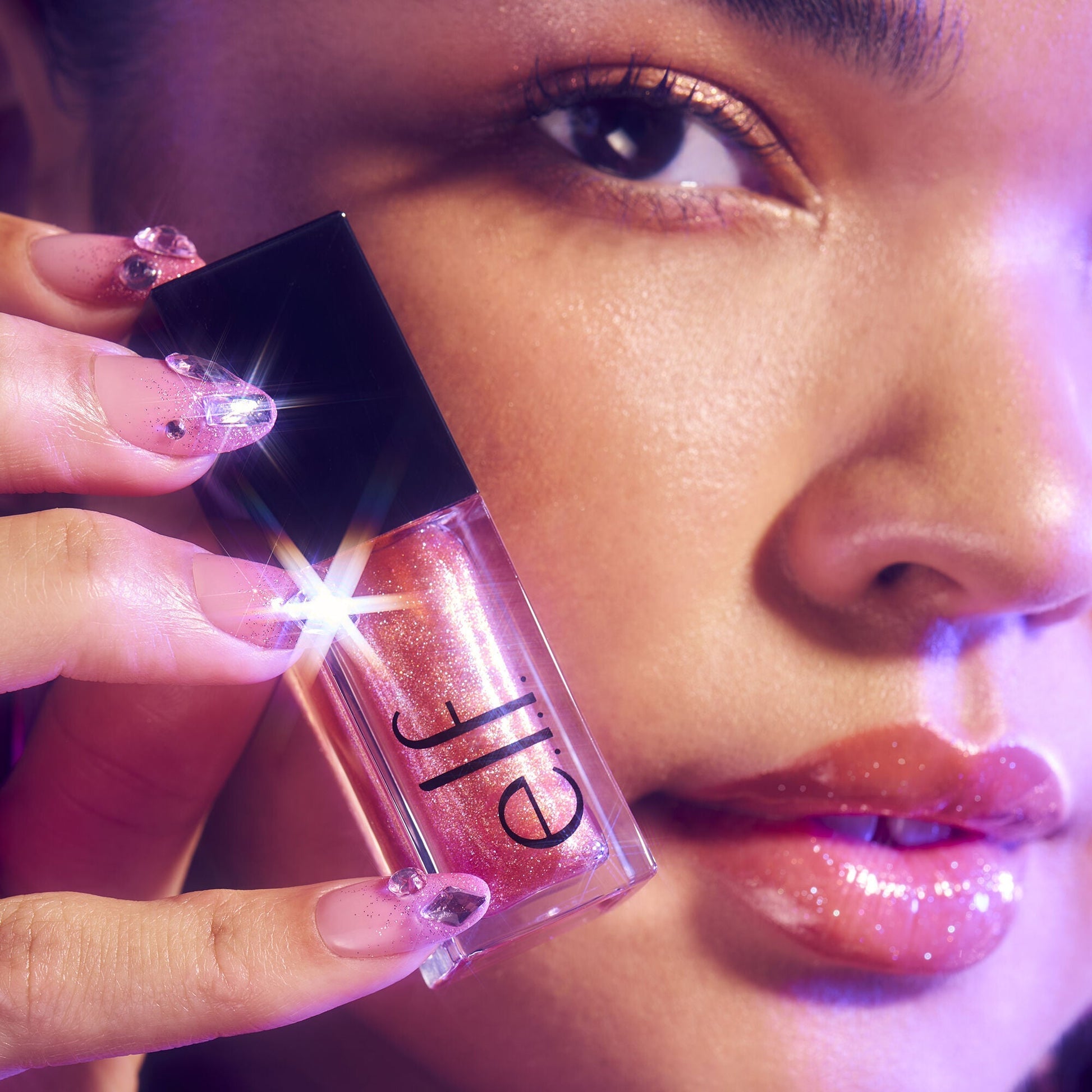 glow-reviver-plumping-lip-oil-p7 072225_Breanna_LipPlump_0391_2000x2000_0613e084-a418-44f9-b40d-c461b7a4b6db.jpg