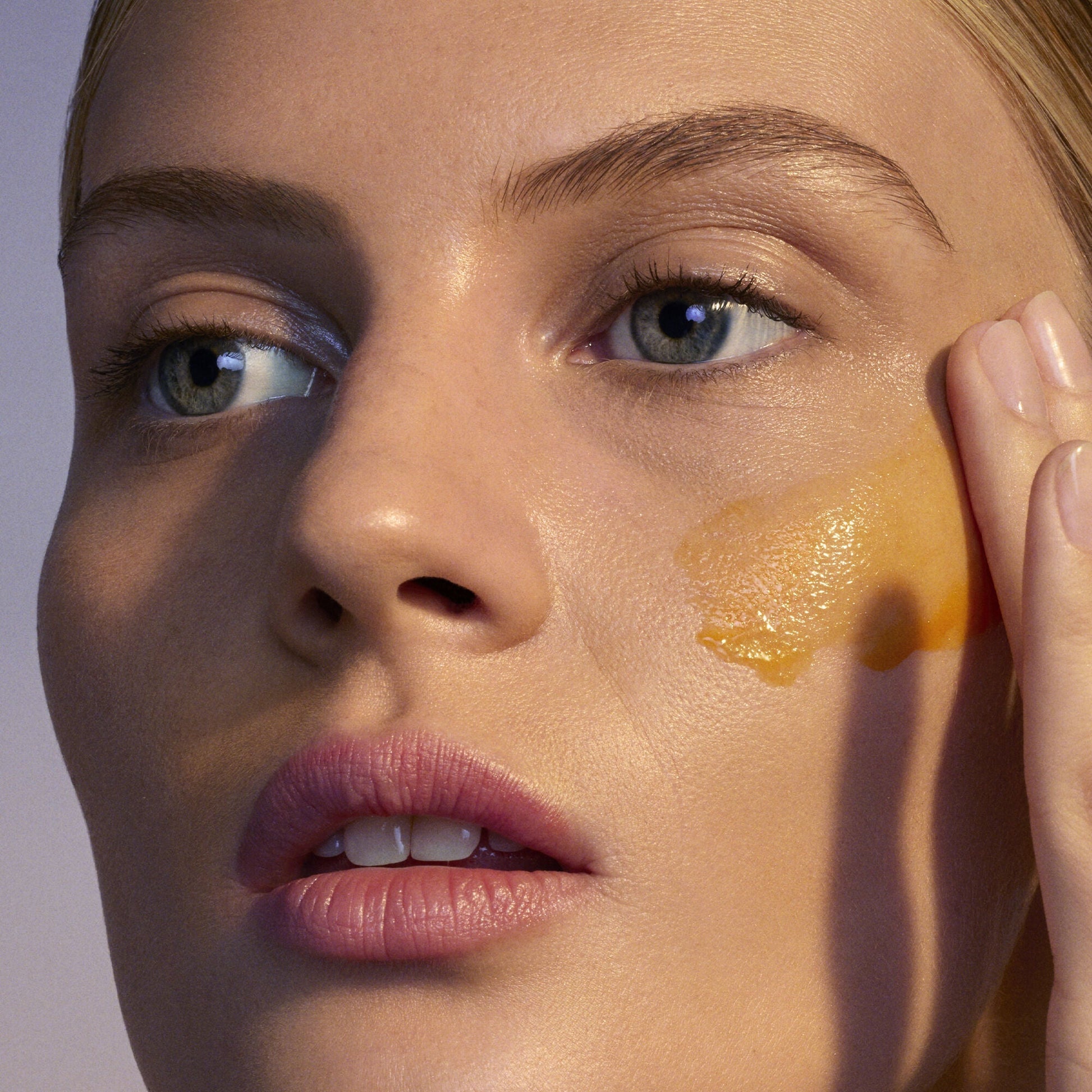 youth-boosting-advanced-night-retinoid-serum-t9 080222_Florence_ANR_0403_IGF_V2.jpg