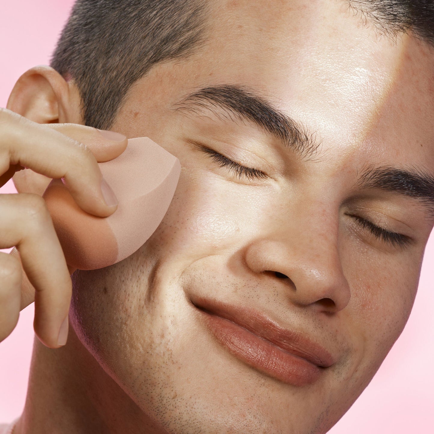 halo-glow-angled-silicone-face-sponge-z4 102124_HGST_Alfredo_Application_0134_v2_RGB_IGF.jpg