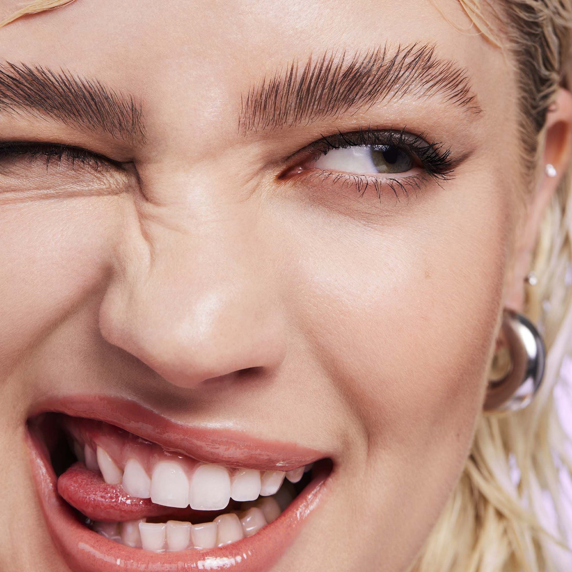brow-laminating-gel-q0 110923_Genevieve_BrowGel_App-Vibe_6982_RGB_IGF.jpg