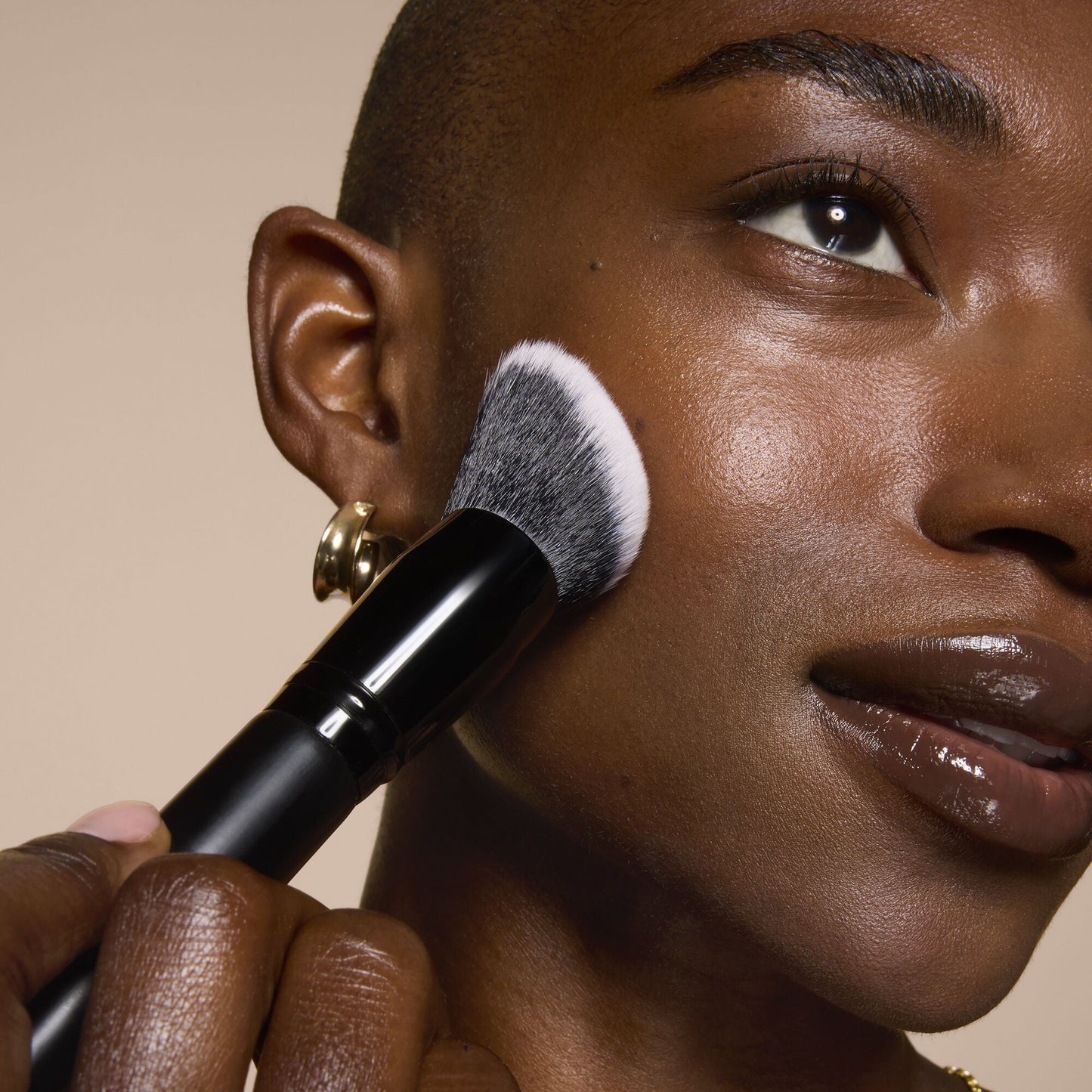 smooth-swipe-foundation-brush-c3 81456_MOM_SMOOTH_SWIPE_FOUNDATION_BRUSH_TOOL_SHOT_IYANNA_0169_V4.jpg