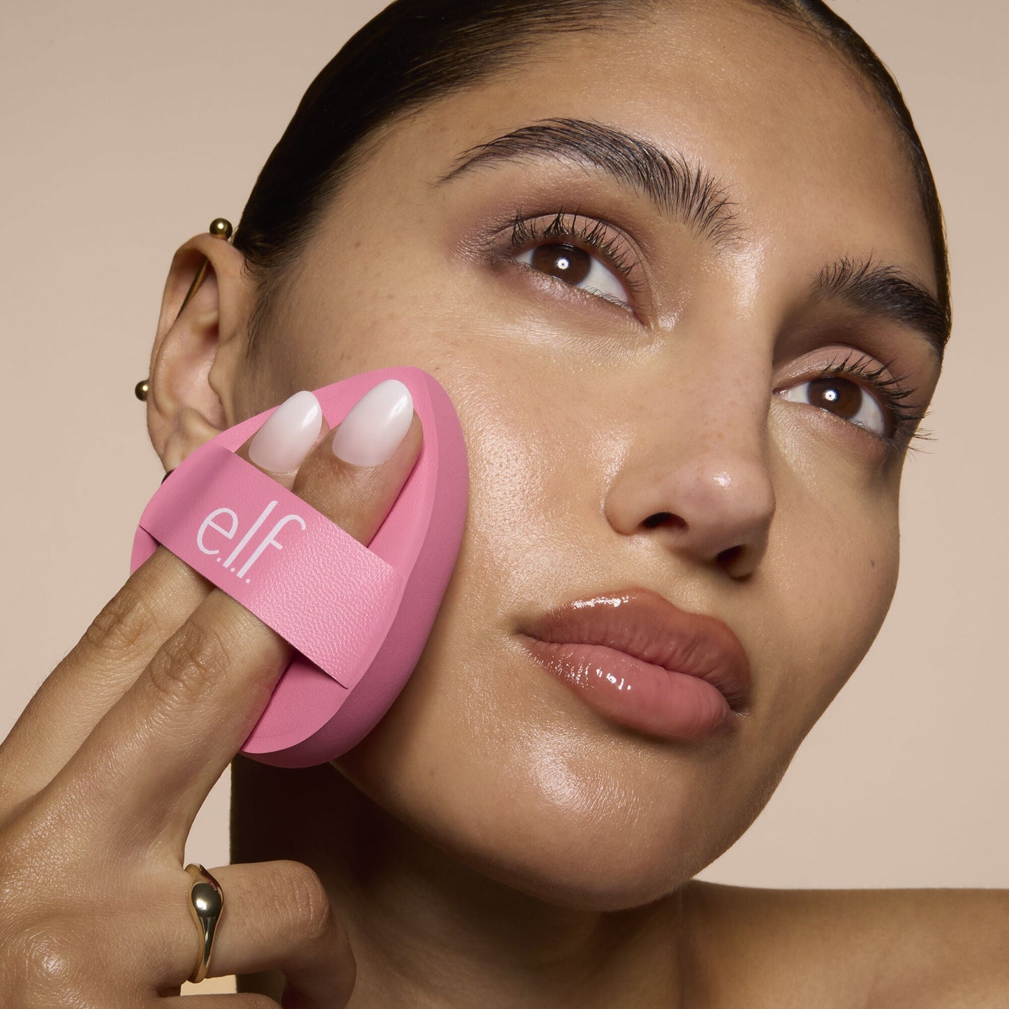 pillow-puff-foundation-sponge-c8 81838_MOM_PILLOW_PUFF_FOUNDATION_SPONGE_TOOL_SHOT_SONALI_0126_V2.jpg