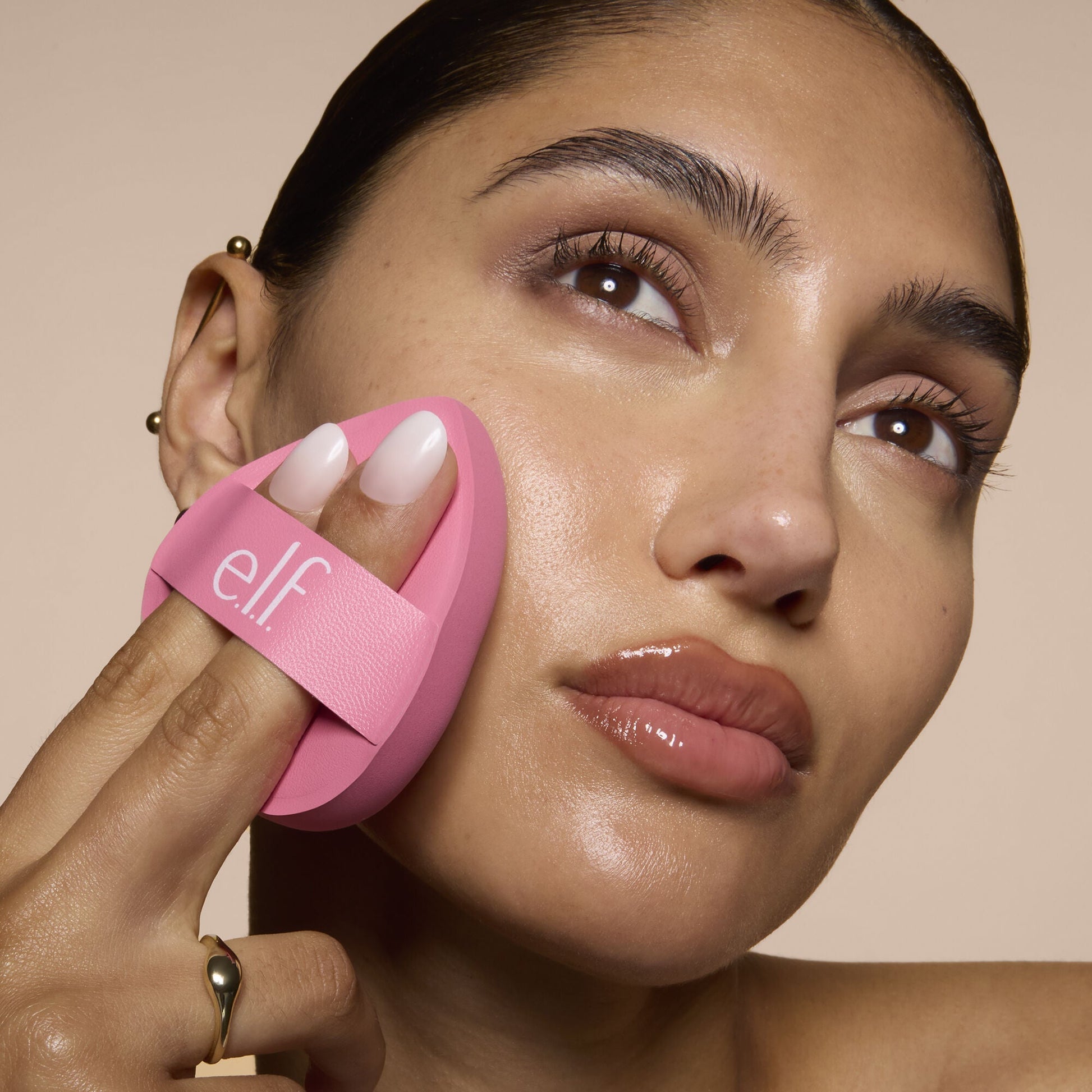 pillow-puff-foundation-sponge-c8 81838_MOM_PILLOW_PUFF_FOUNDATION_SPONGE_TOOL_SHOT_SONALI_0126_V2.jpg
